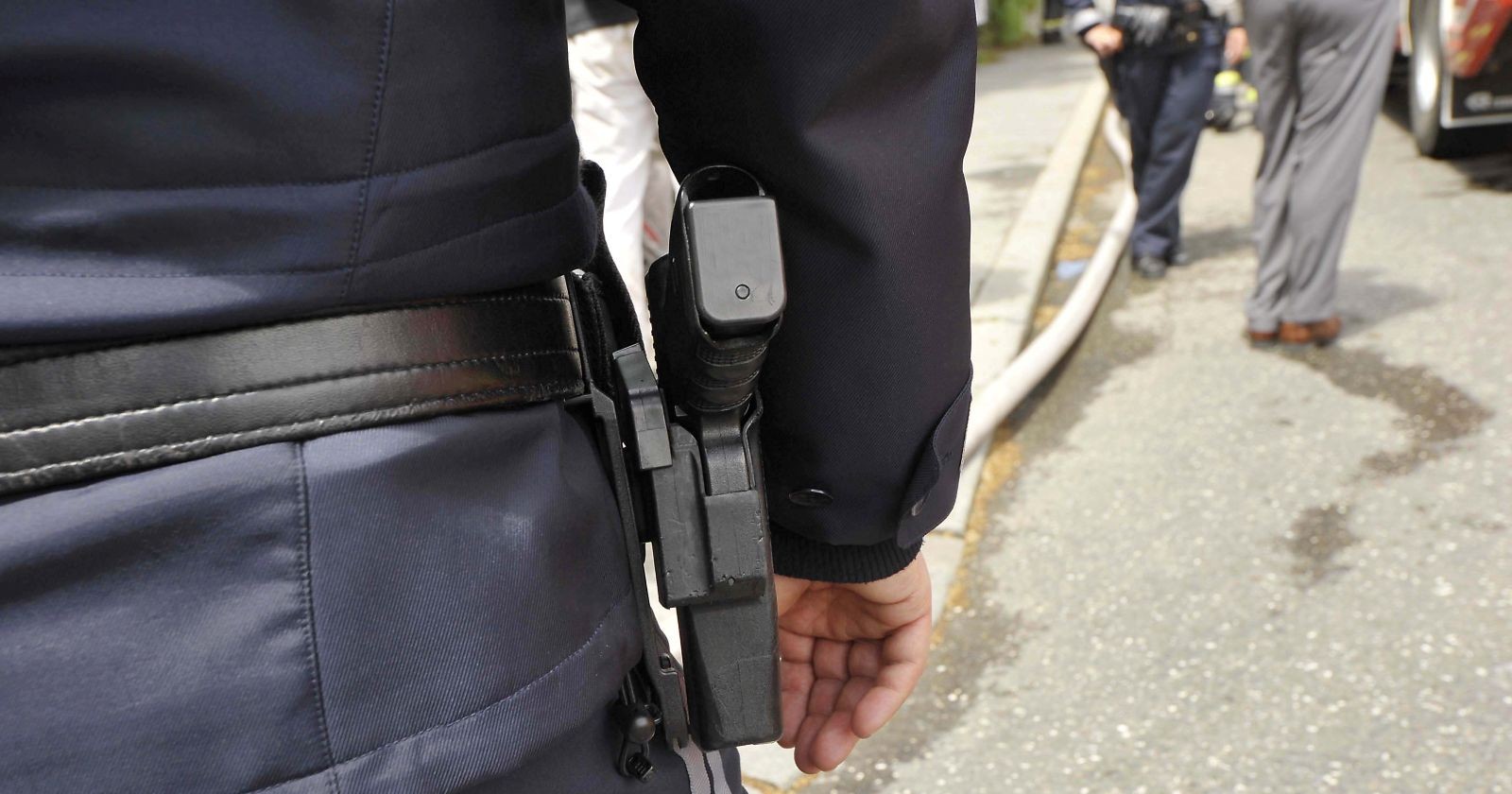 Polizist mit Dienstwaffe