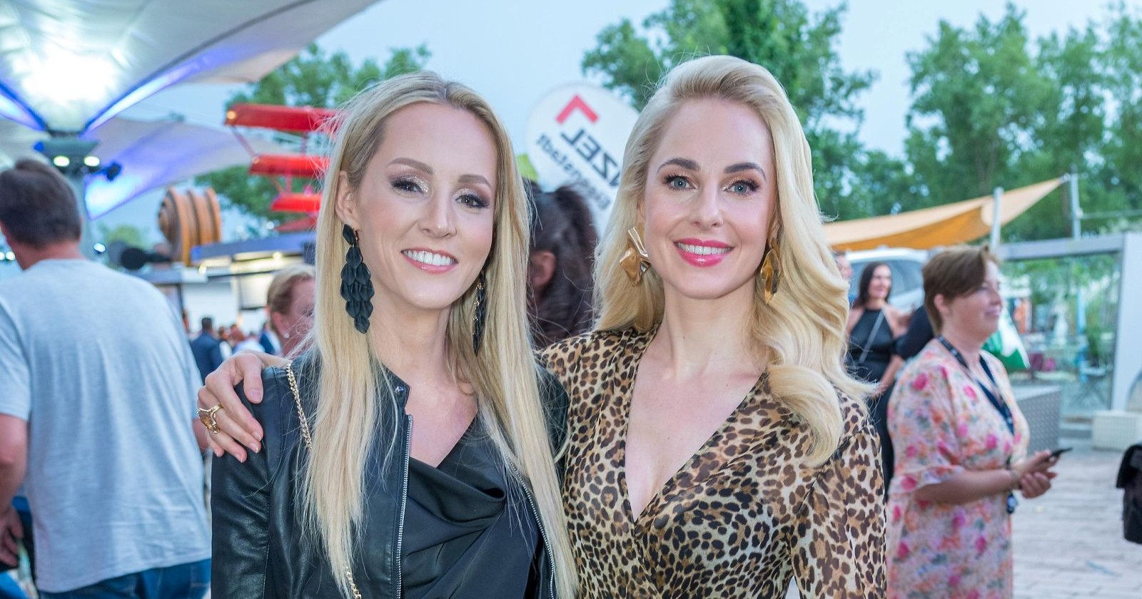 Melissa Naschenweng und Silvia Schneider lächeln