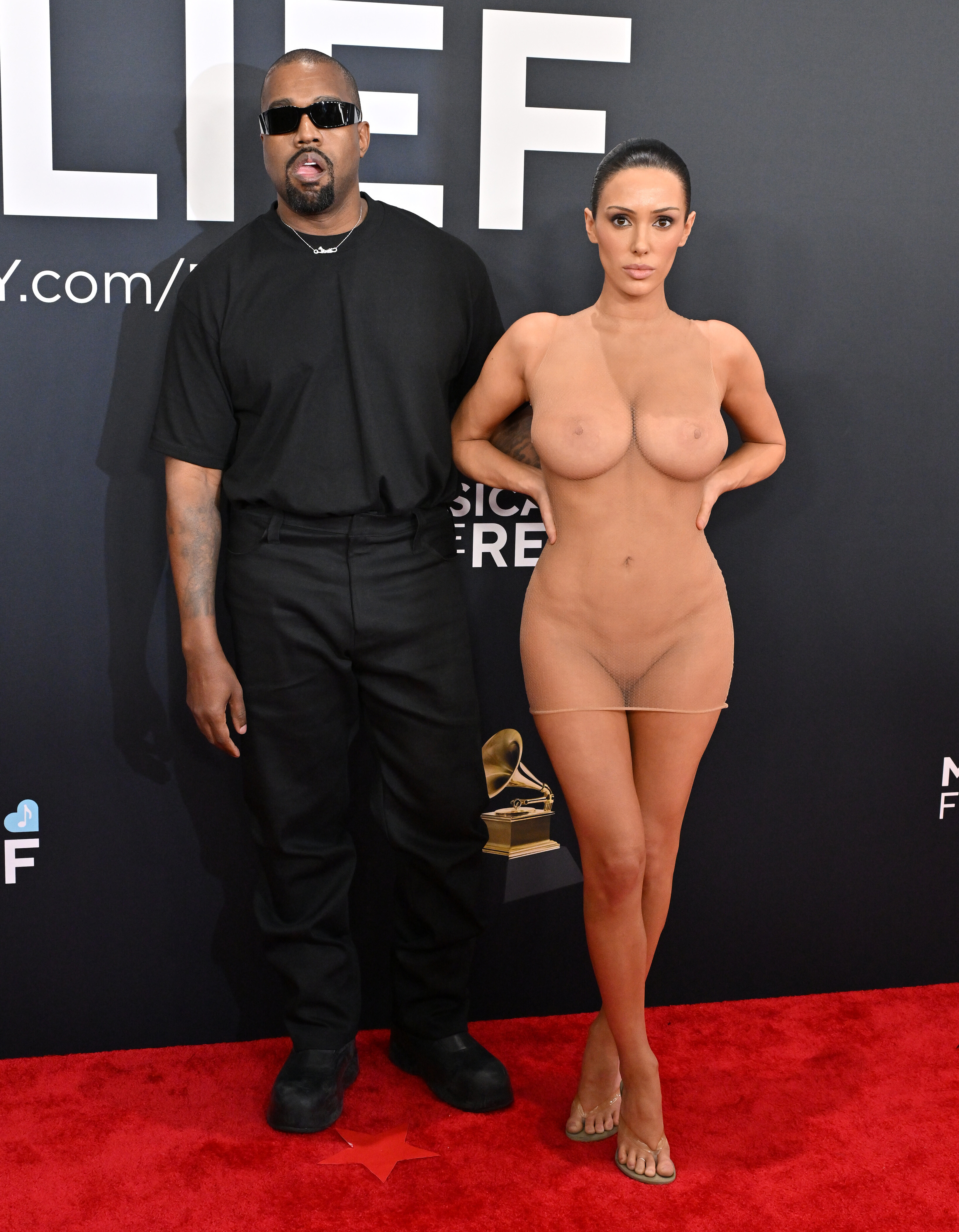 Ein Mann und eine Frau am Roten Teppich