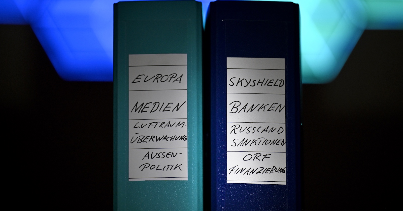 Zwei Ordner mit den Hauptthemen der ÖVP und der FPÖ.