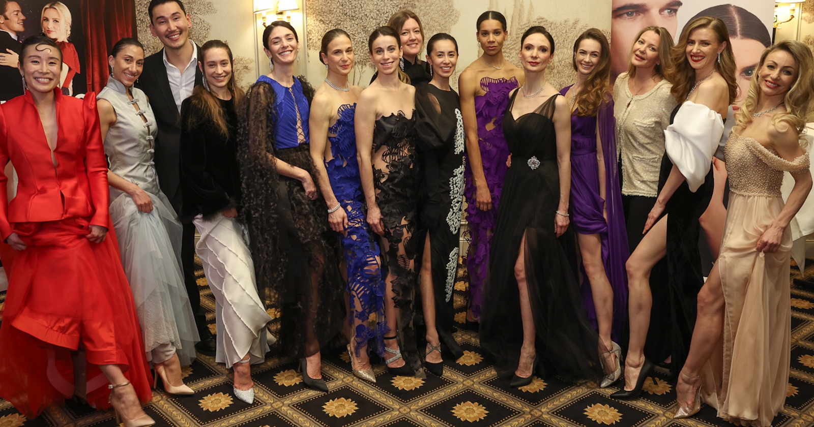 Tänzer des Wiener Staatsballets posieren mit Opernball-Designern