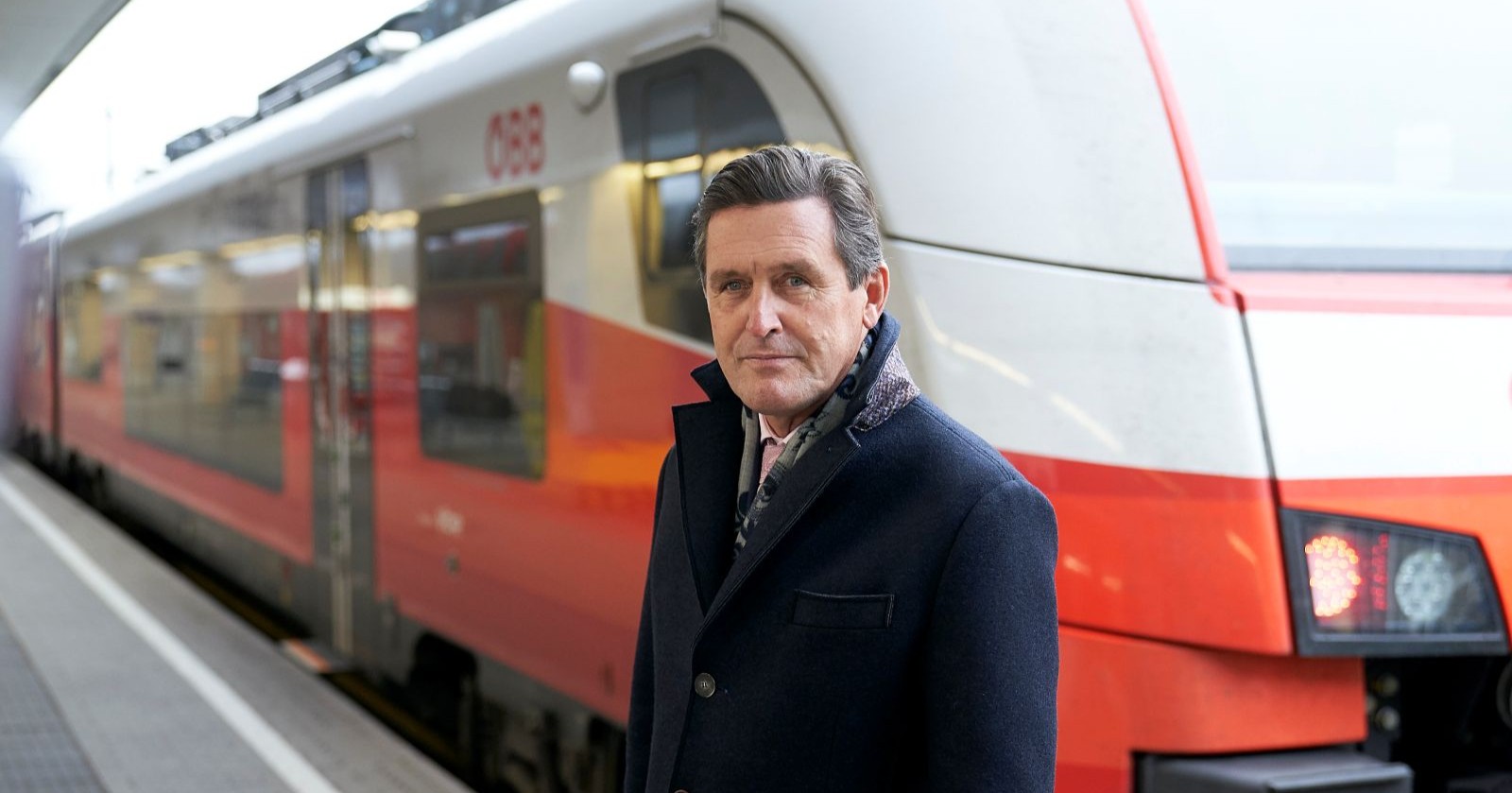 Peter Hanke, Wiens Wirtschafts- und Öffi-Stadtrat vor ÖBB-Zug