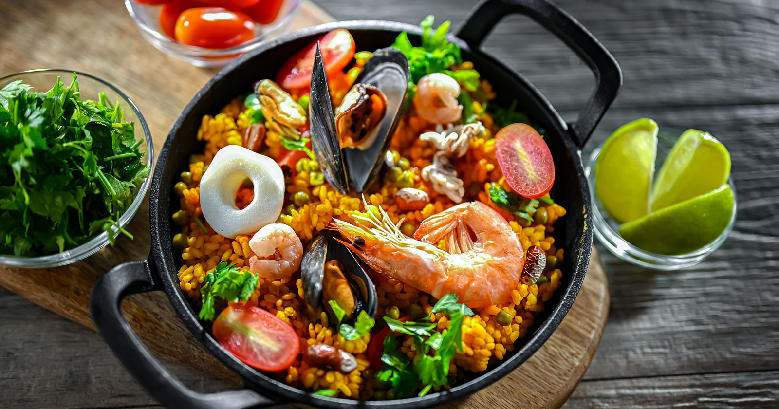 Paella mit Meeresfrüchten | Credit: iStock.com/monticelllo
