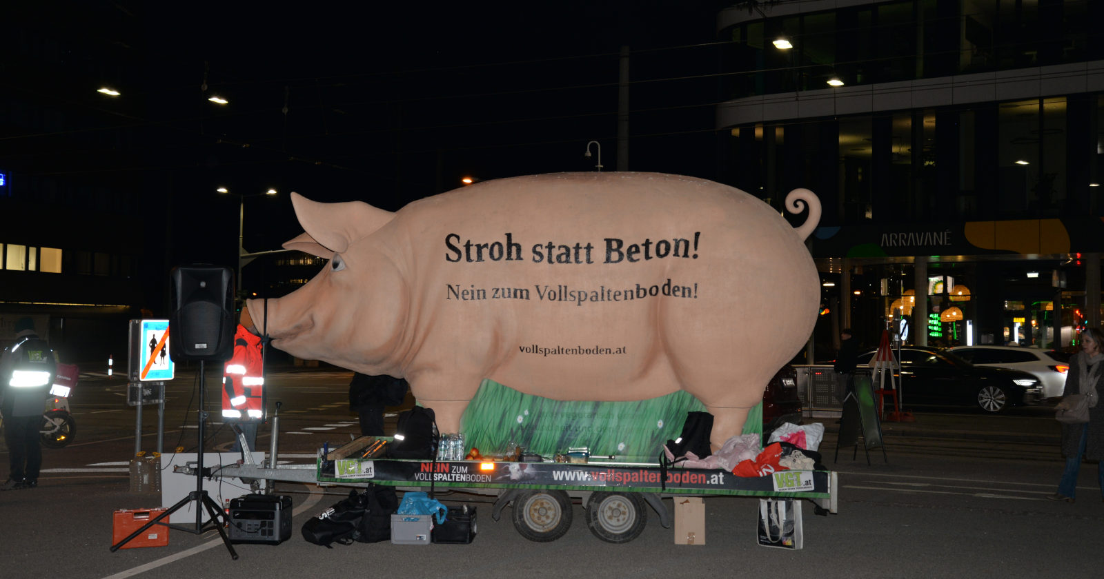 Eine riesige Schweinestatue