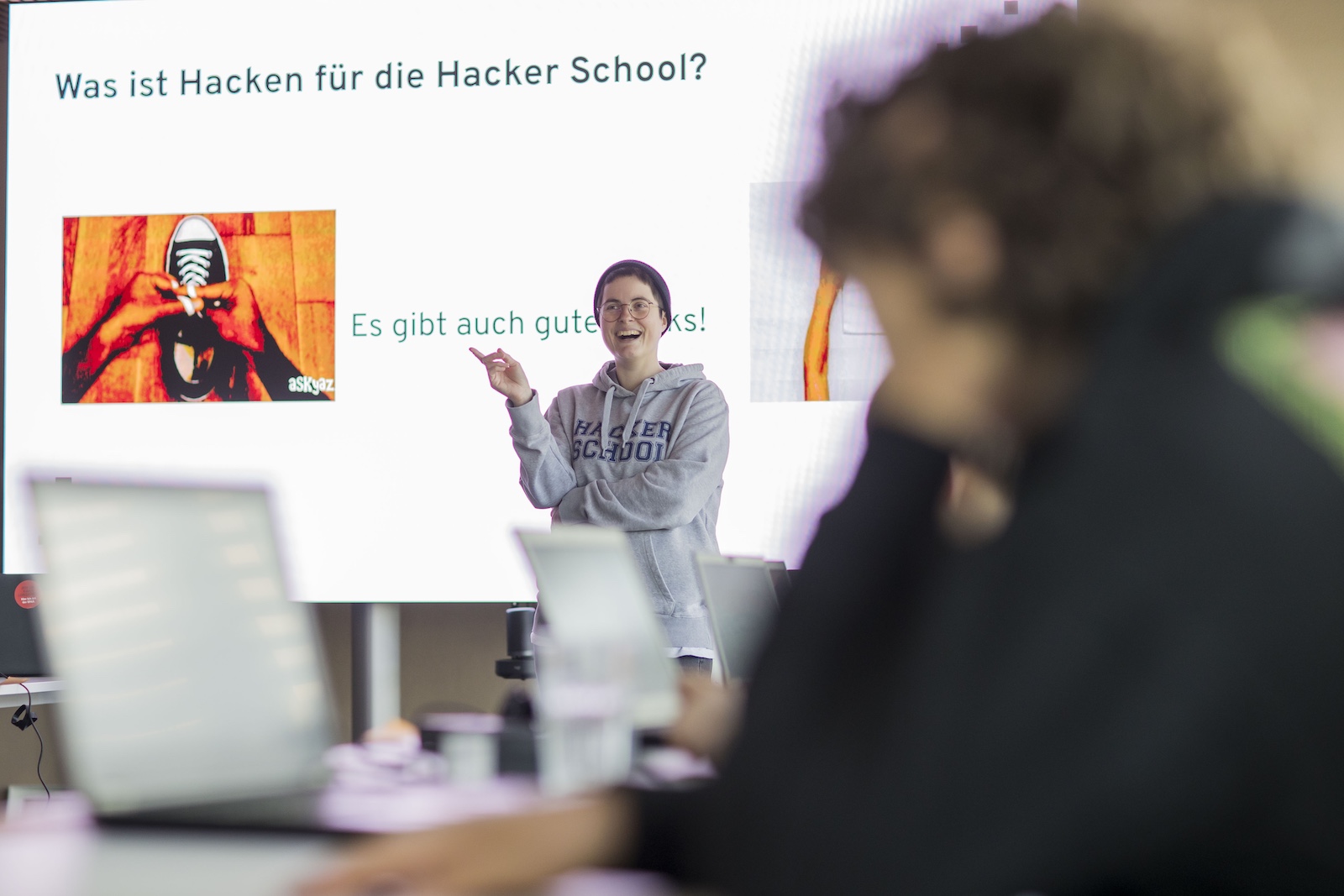 Stefanie Susser von der Hacker School Austria hält einen Vortrag.