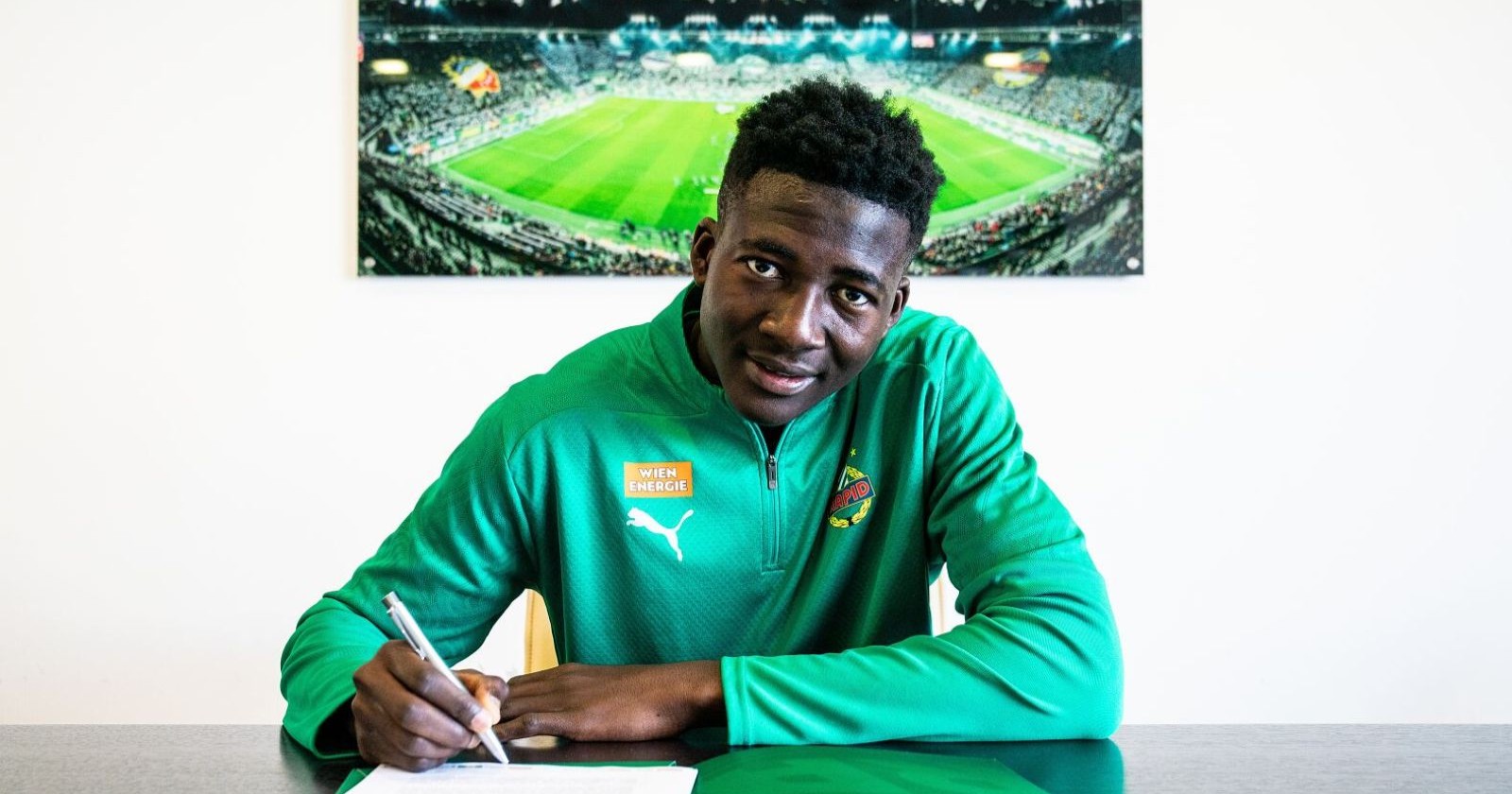 Ange Ahoussou bei der Vertragsunterzeichnung