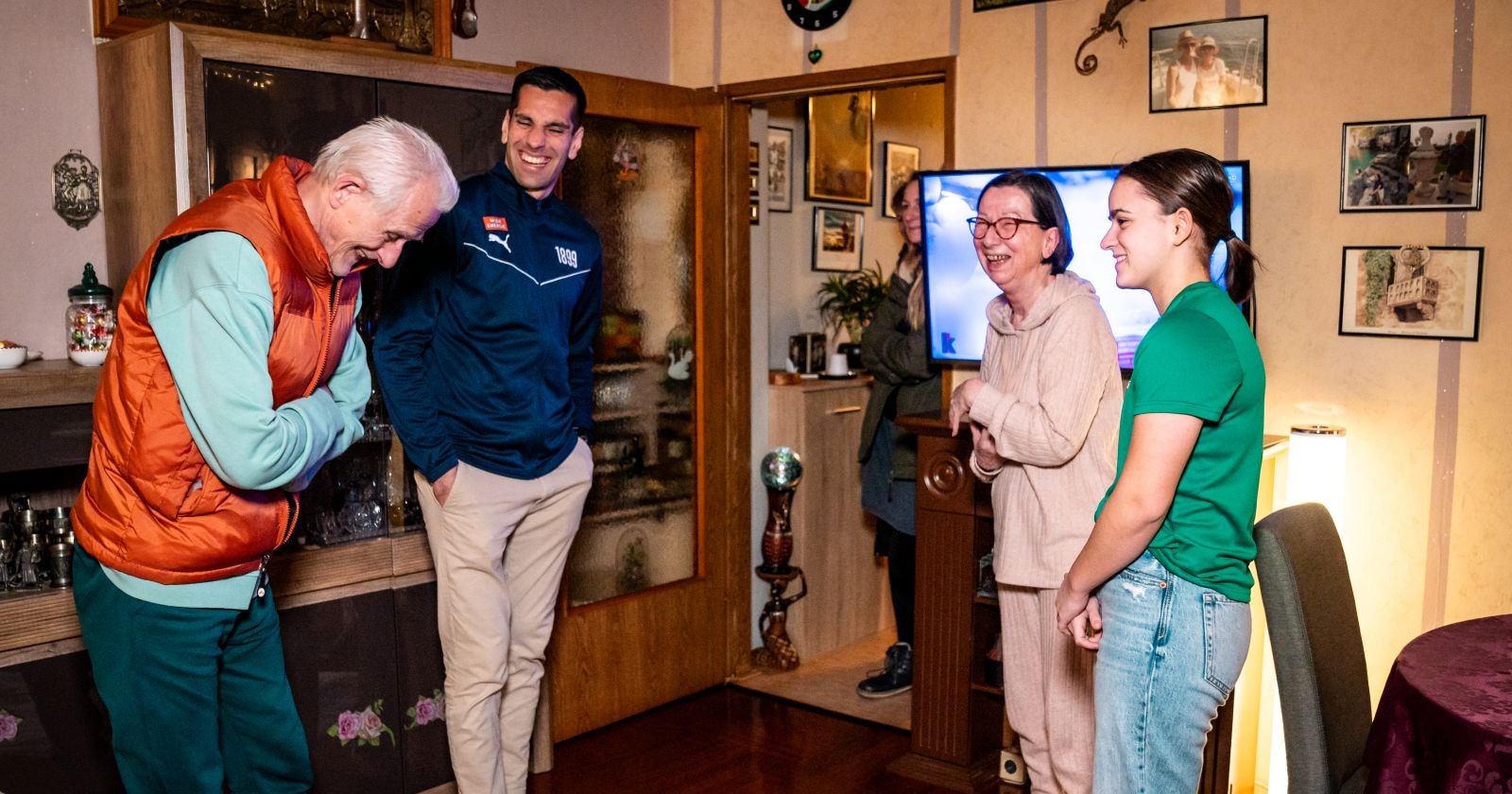 Paul Gartler und Viktoria Bittendorfer bei der Übergabe einer Spende