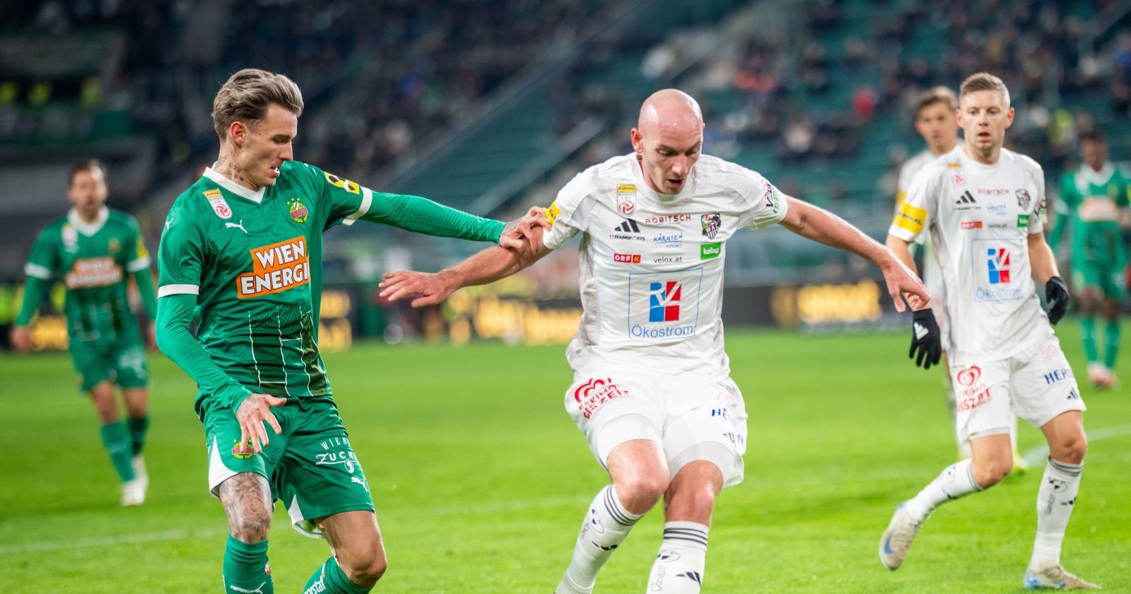 Bendeguz Bolla (Rapid) und Nicolas Wimmer (WAC)