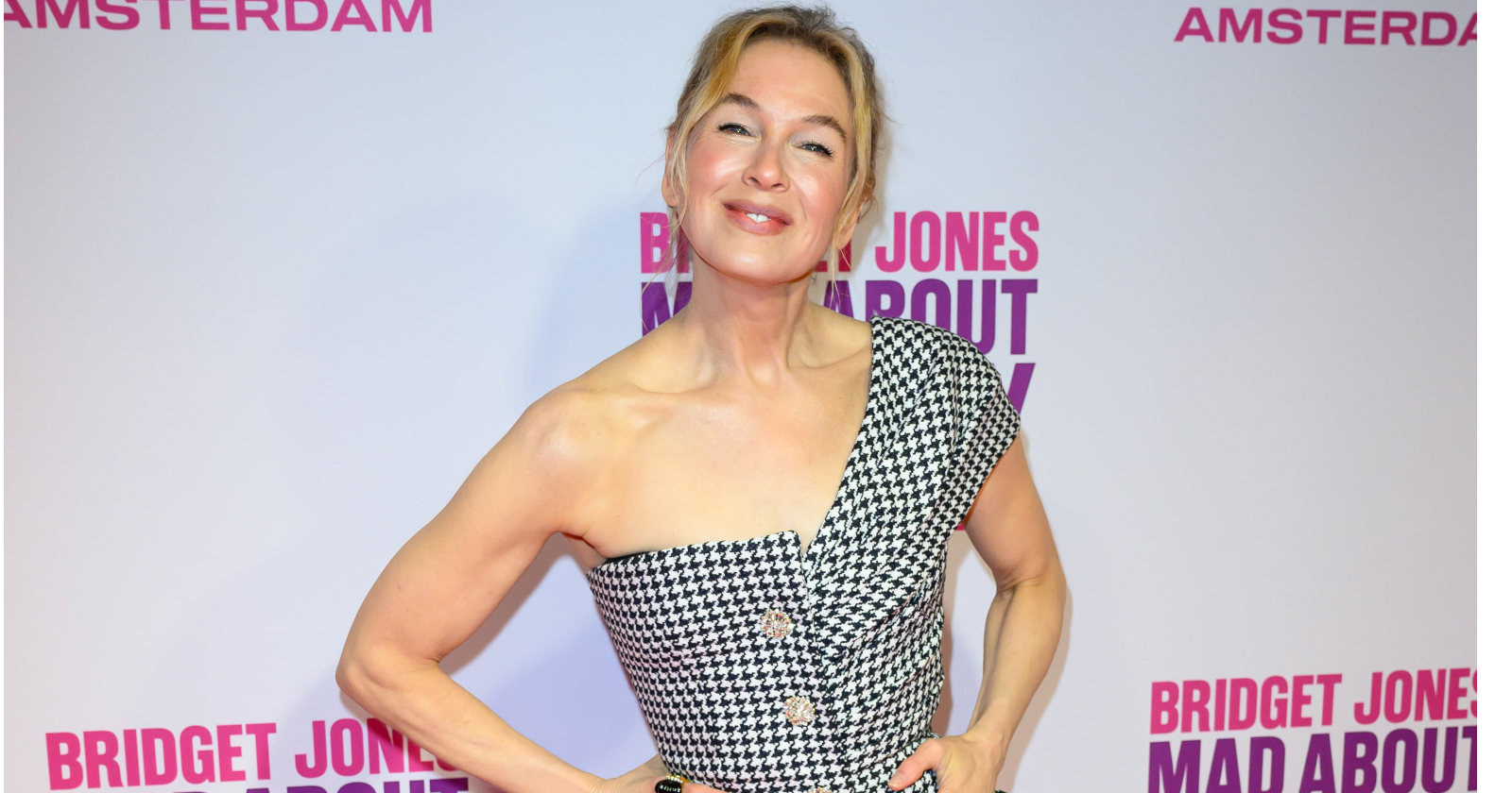 Blonde Frau in einem gemusterten Kleid am Roten Teppich