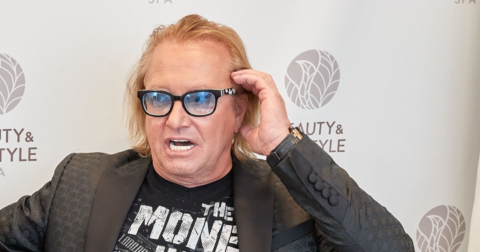 Robert Geiss mit blauer Sonnenbrille