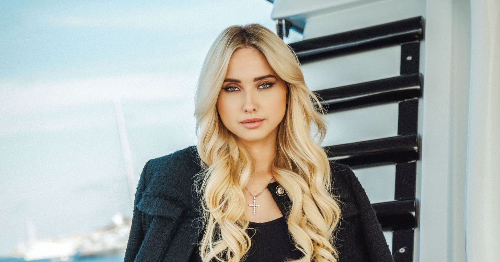 Shania Geiss auf einer Jacht