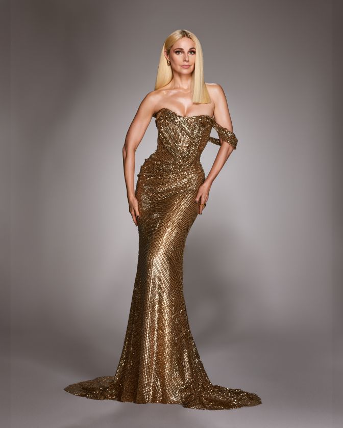 Silvia Schneider in einem goldenen Kleid