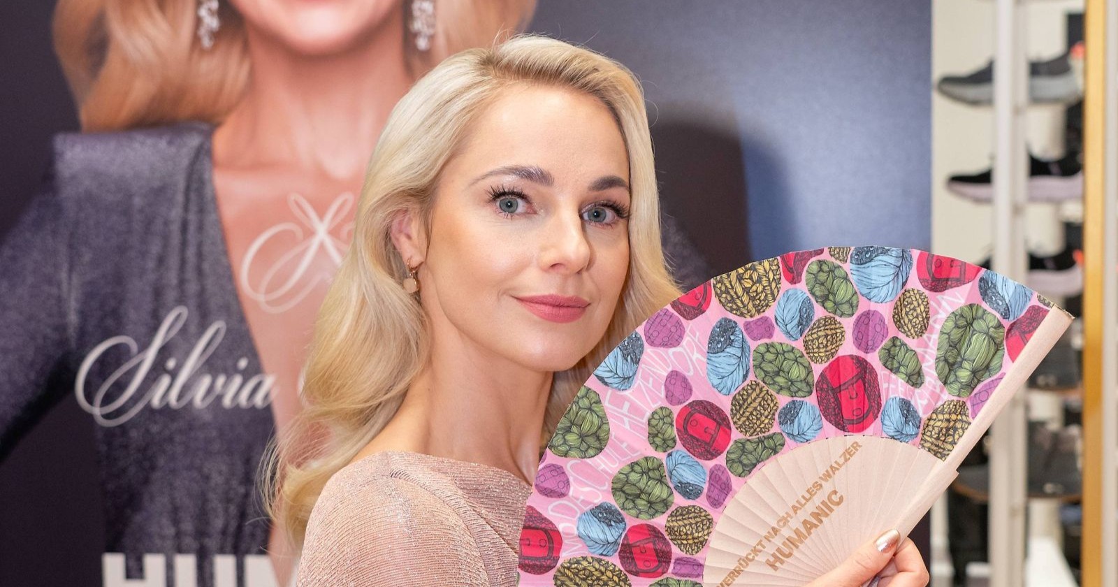 Silvia Schneider mit einem bunten Fächer