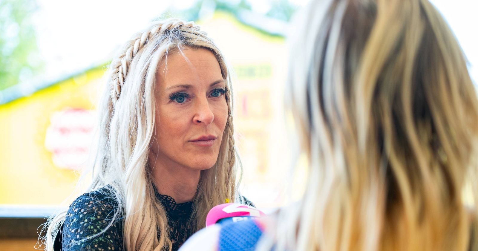 Simone Lugner mit ernstem Gesichtsausdruck