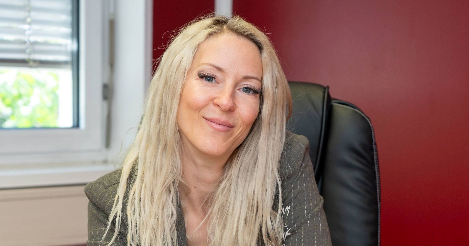 Simone Lugner am Schreibtisch