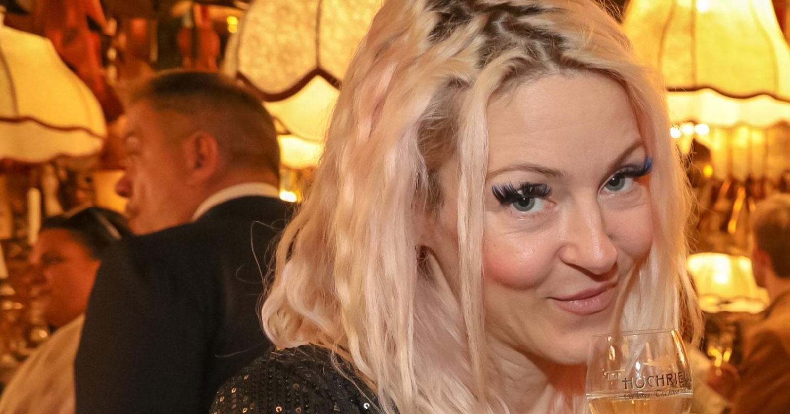 Simone Lugner lächelt in die Kamera