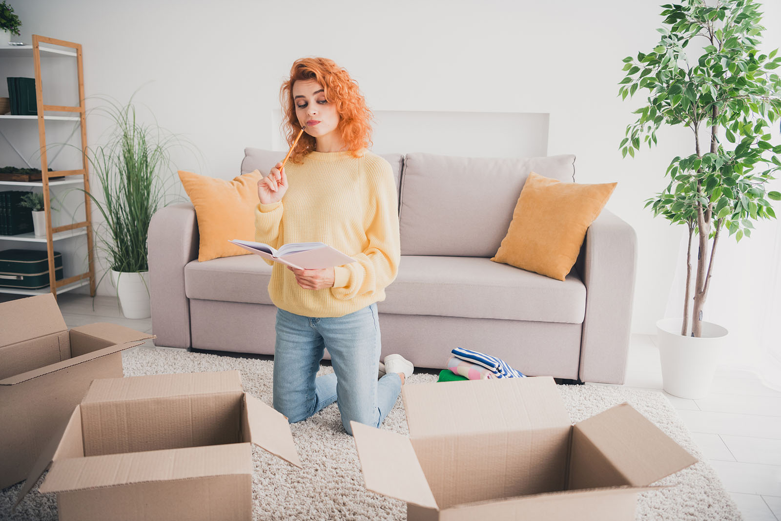 Frau mistet vor Umzug aus | Credit: iStock.com/Deagreez