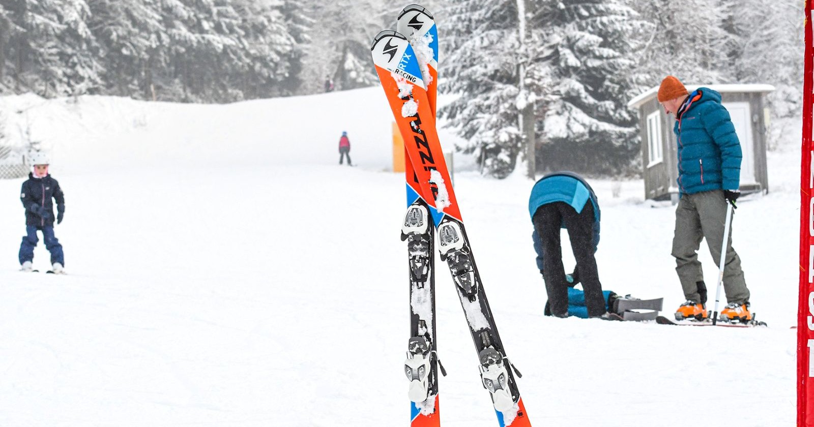 Unfallzeichen: Überkreuzte Skier.