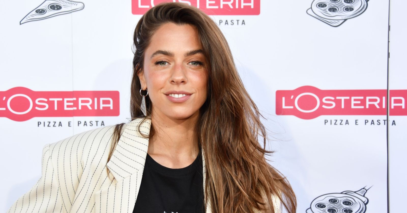 Vanessa Mai lächelt