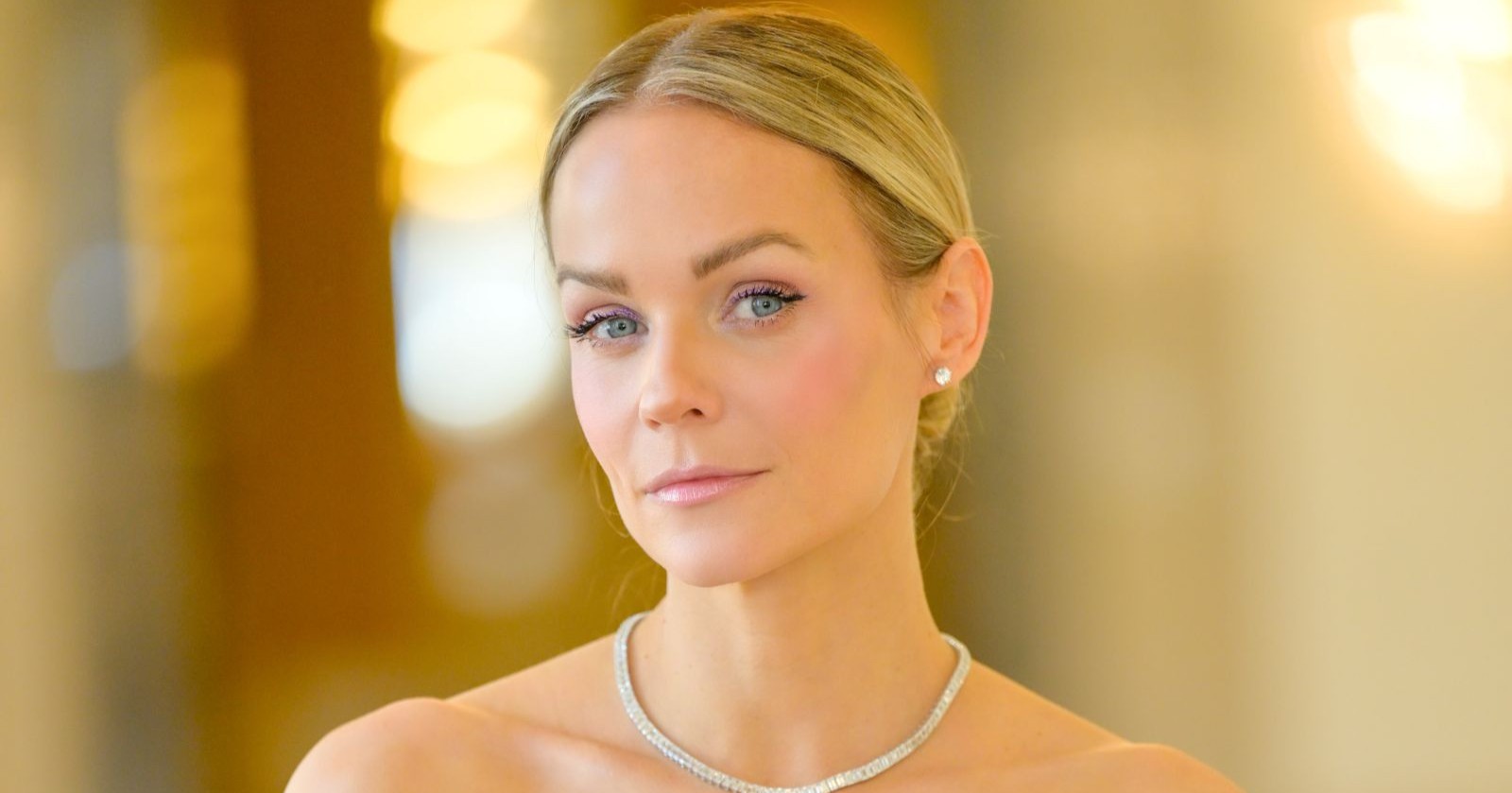 Mirjam Weichselbraun in ihrem Kleid