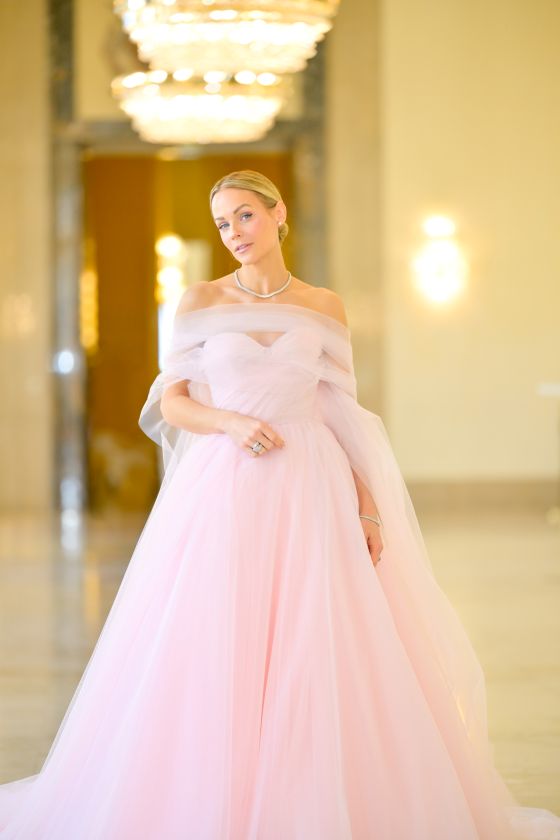 Mirjam Weichselbraun in ihrem Opernball-Kleid