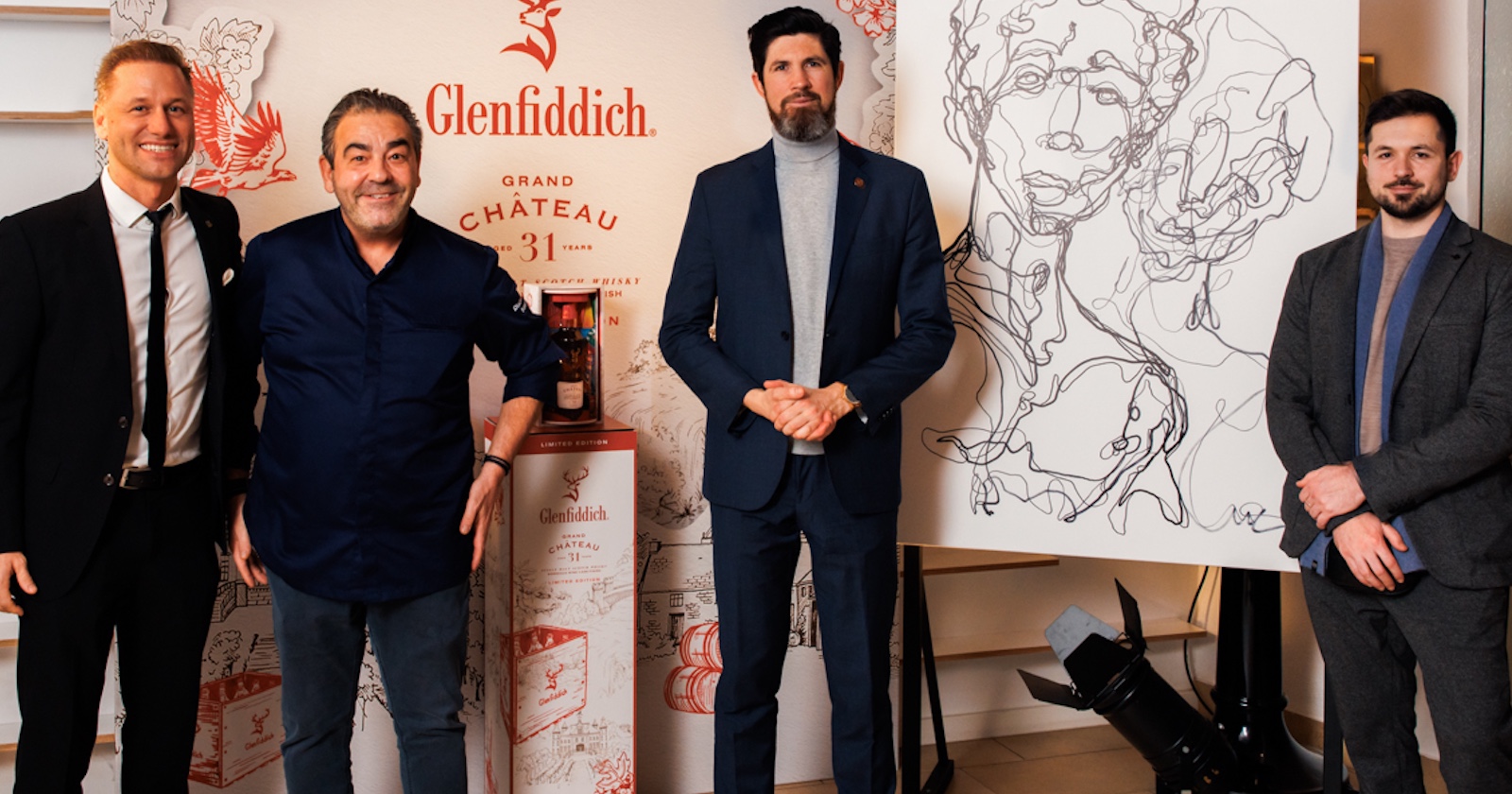 Restaurant Chef Juan Amador mit Whisky-Experten vor einem Kunstwerk