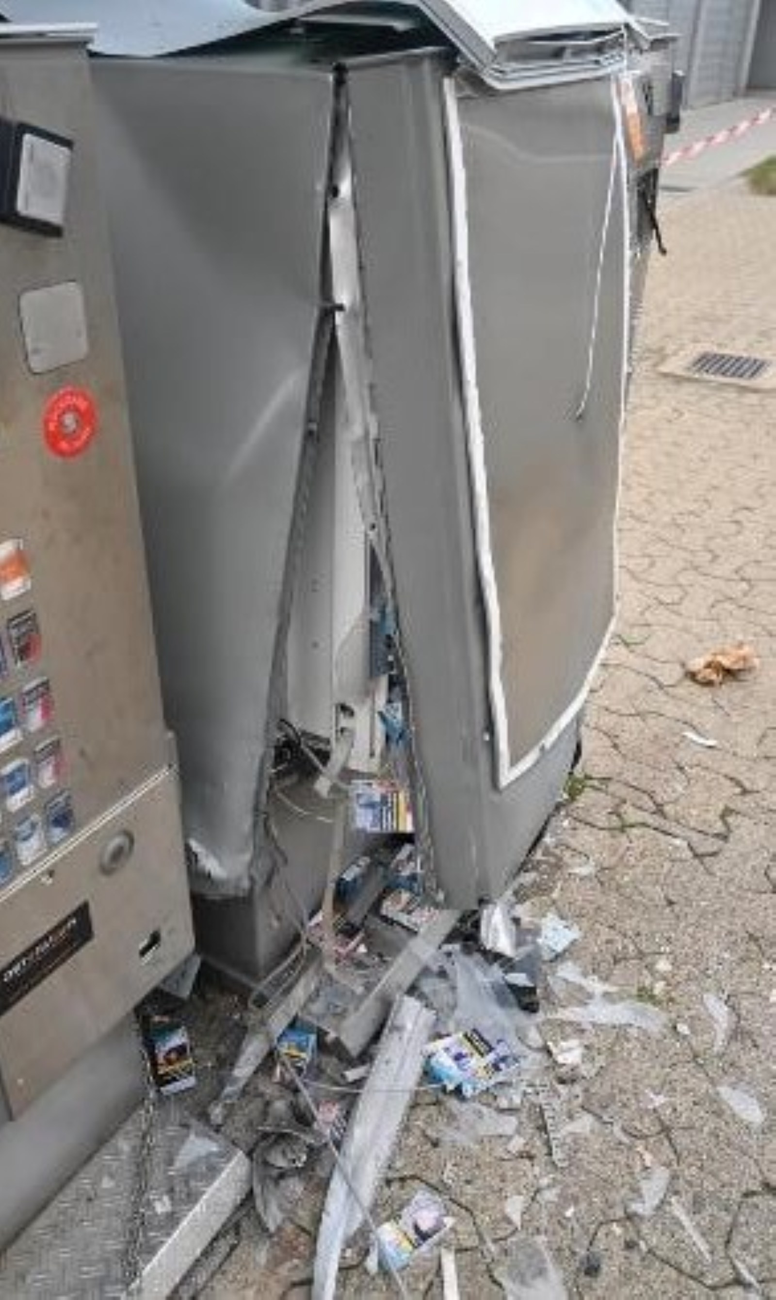 Zerstörter Zigarettenautomat
