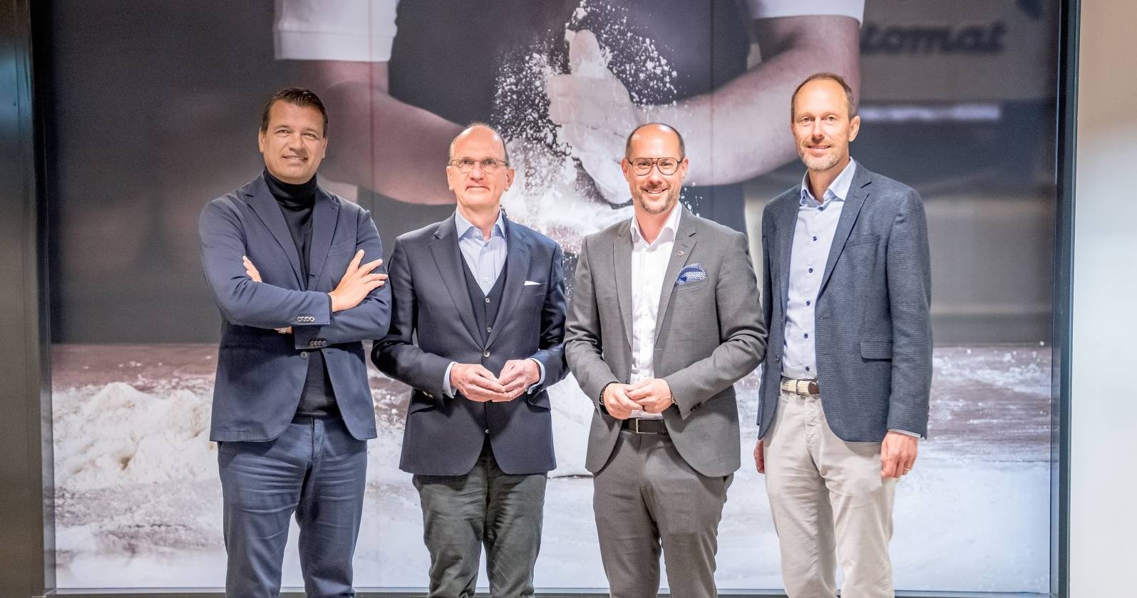 Vier Männer im Anzug