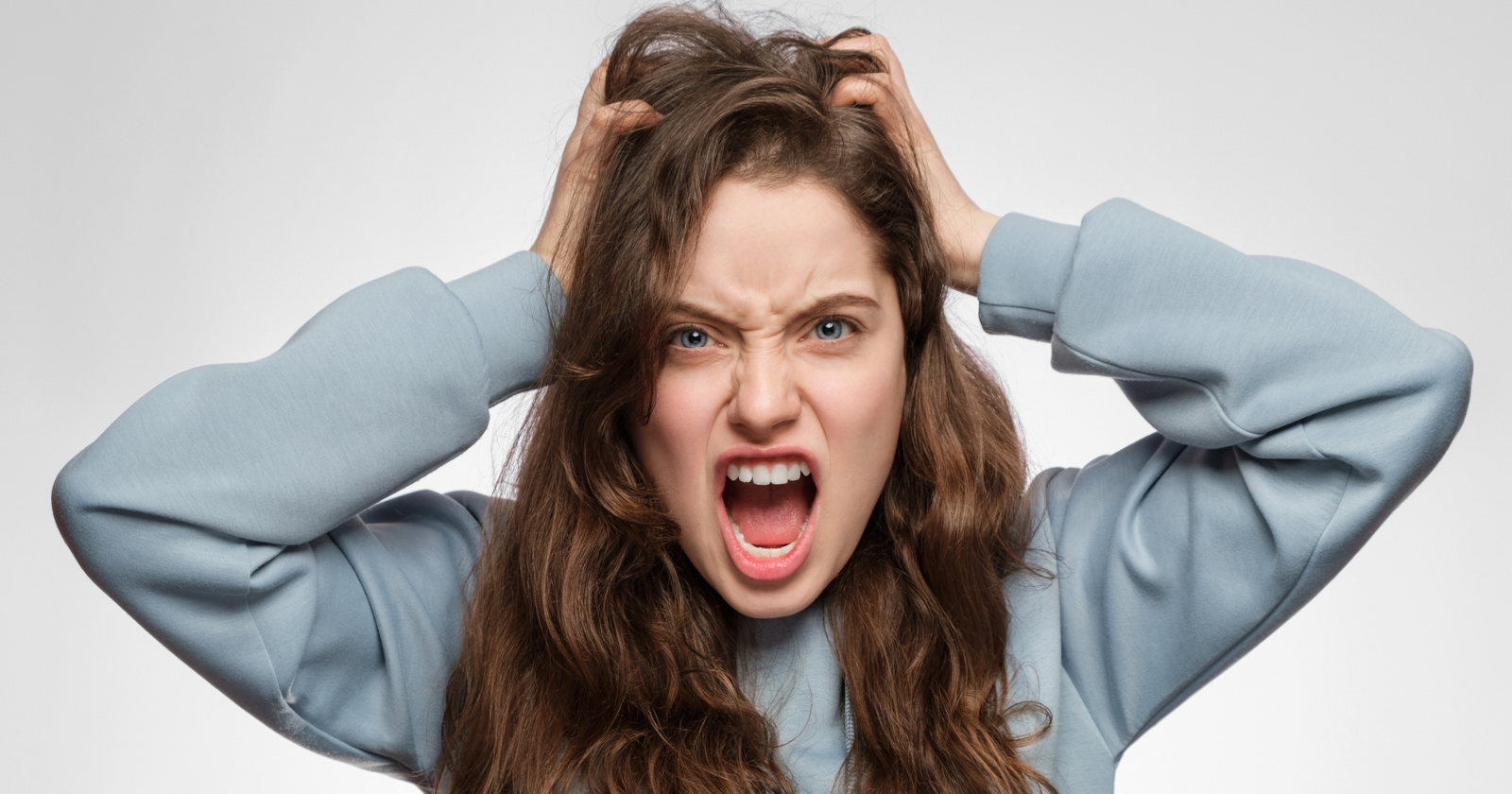 Wütende Frau schreit in die Kamera