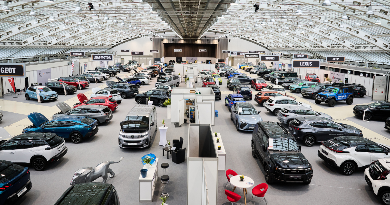 Das Linzer Design Center mit zahlreichen Autos beim Autofrühling