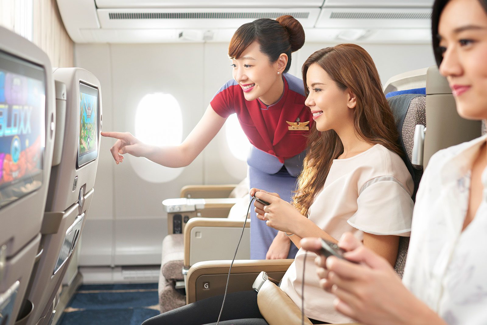 Passagierinnen an Bord einer Maschine wählen aus dem Entertainment-Angebot Musik und Filme aus | Credit: China Airlines