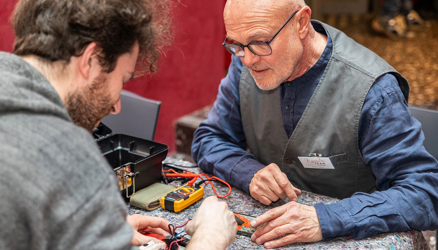 Junger und älterer Mann reparieren gemeinsam Haushaltsgeräte | Credit: Helvetia/Sophisticated Pictures