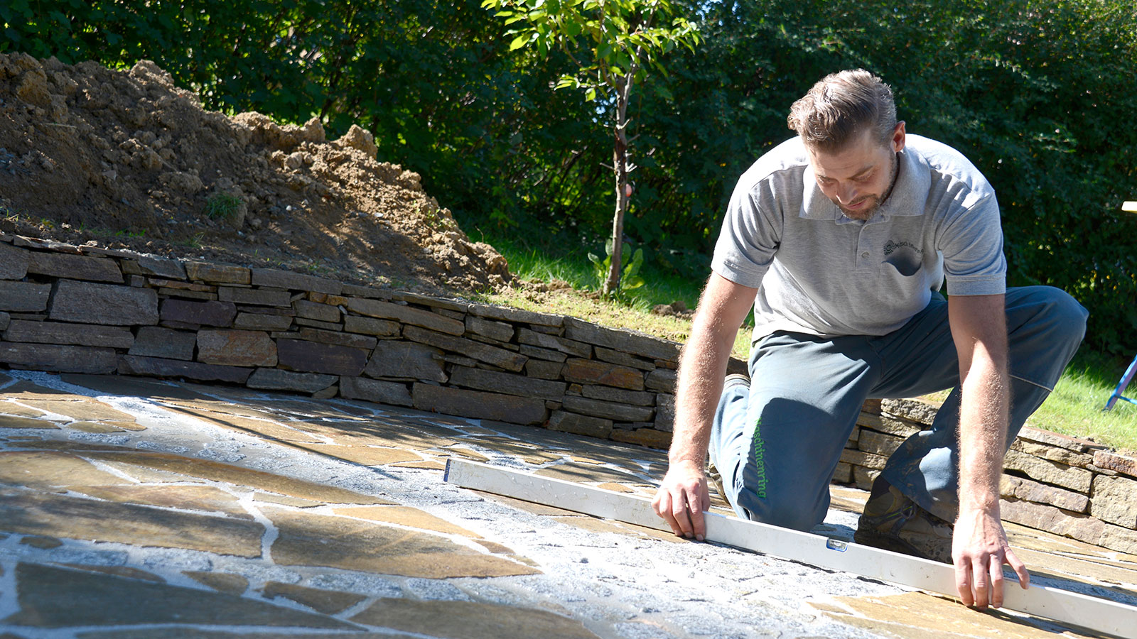 Mann beim Gartenservice | Credit: Maschinenring