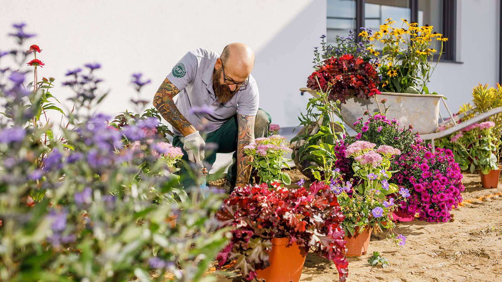 Junger Mann beim Gartenservice | Credit: Maschinenring
