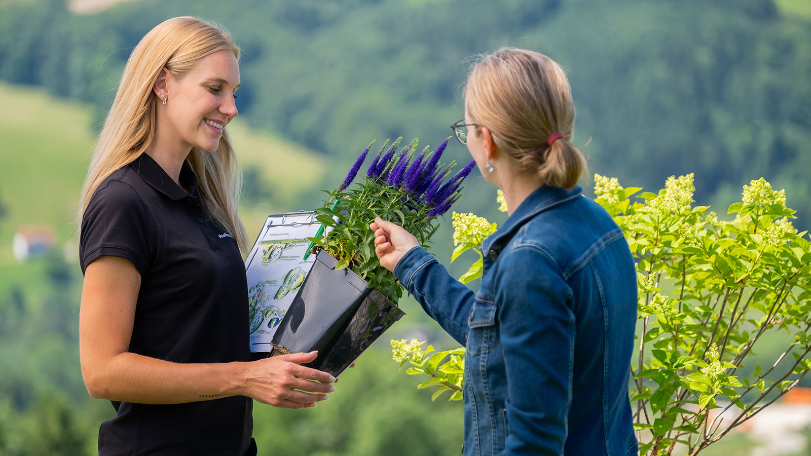 Zwei Frauen im Garten mit Blumen in der Hand | Credit: Maschinenring