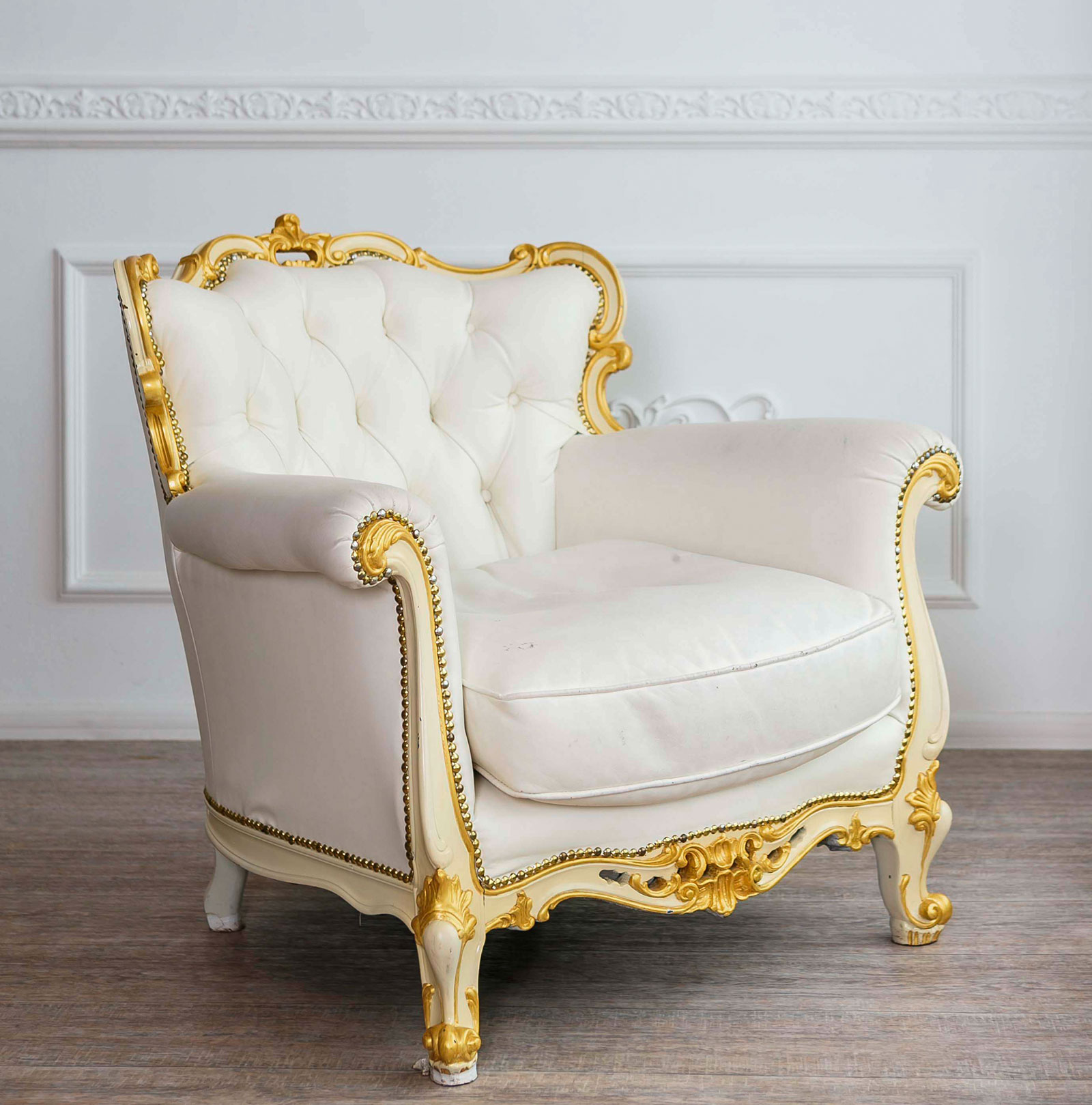 Eleganter stoffbezogener Sessel in Naturweiß mit goldenen Leisten im Rokoko-Stil | Credit: Colourbox.de/Oleg_&amp;_Elena_Tovkach