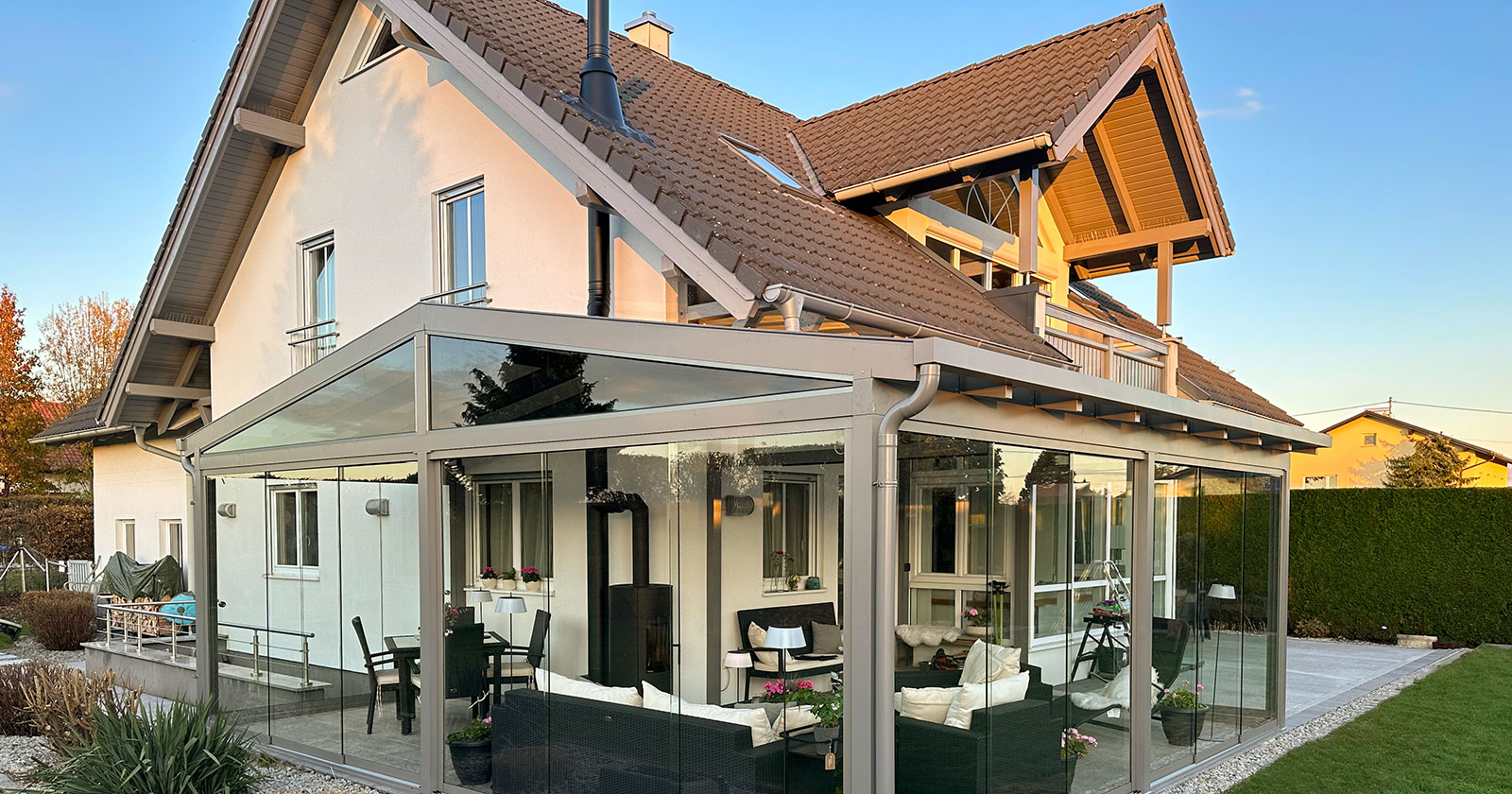 Modernes Haus mit überdachter Terrasse | Credit: Schwaighofer