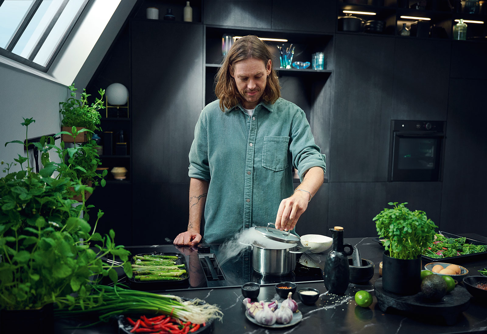 Junger Mann bei der Zubereitung in der Küche | Credit: XXXLutz