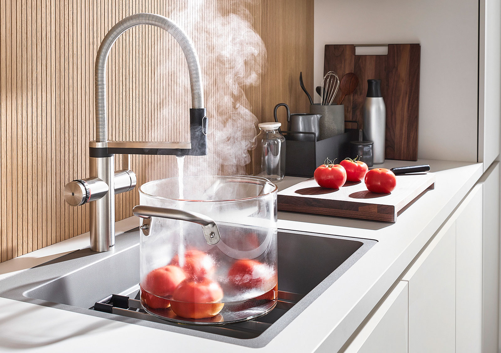 Moderne Spüle mit praktischem Wassersystem | Credit: XXXLutz