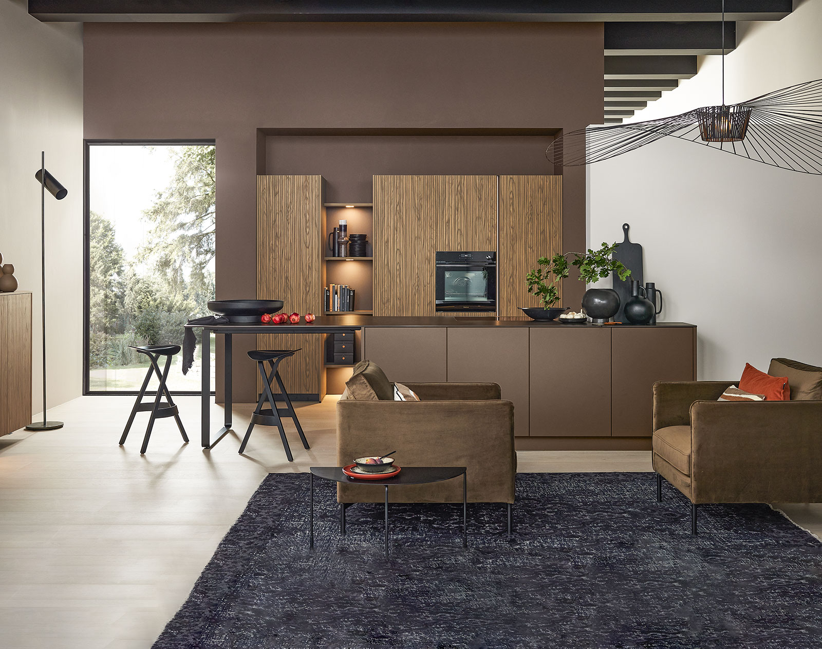 Moderne Wohnküche in dunklen Tönen | Credit: XXXLutz