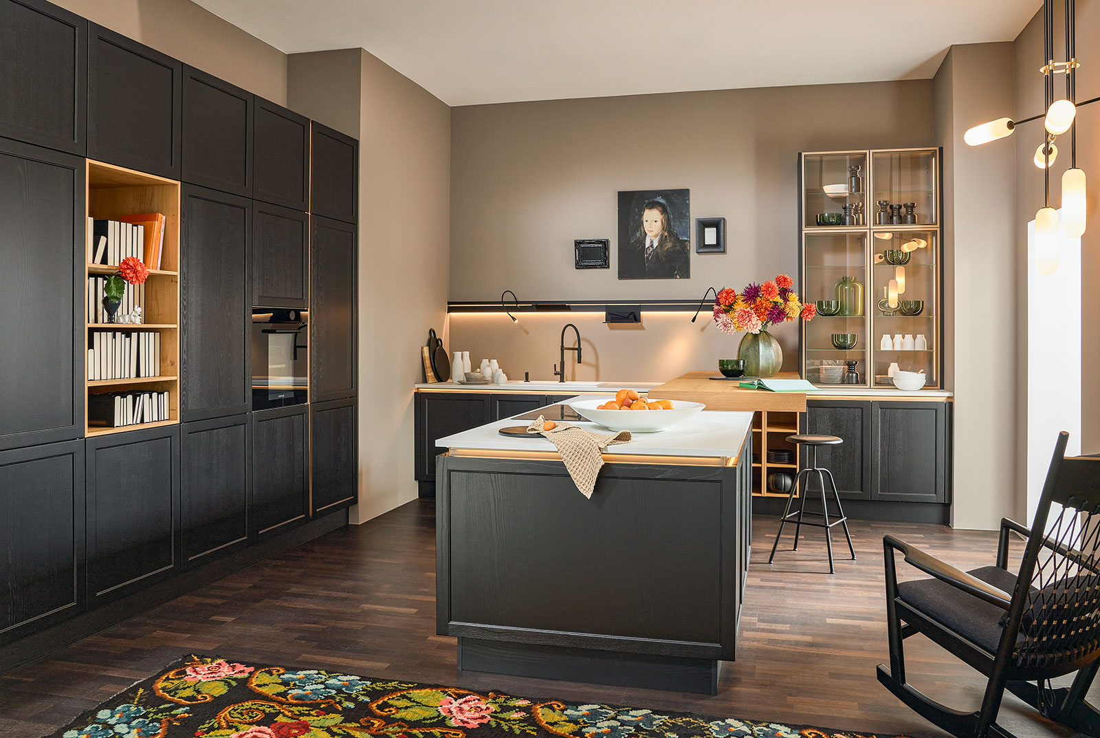 Moderne Wohnküche in Dunkelgrau | Credit: XXXLutz