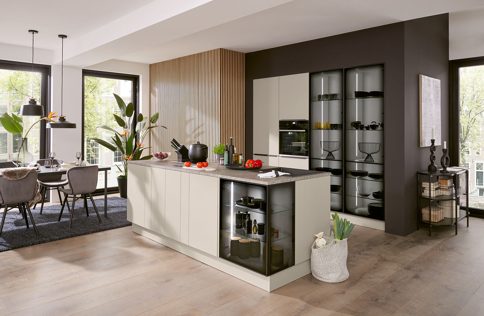 Moderne Wohnküche mit Holpaneelen | Credit: XXXLutz