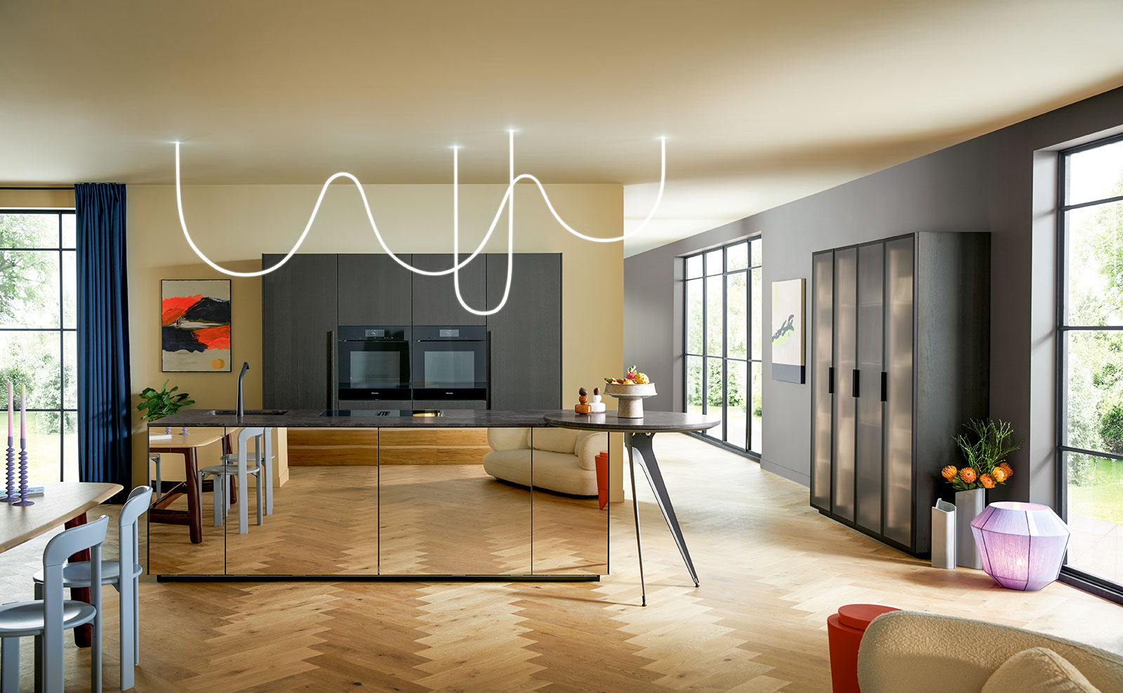 Große Wohnküche in hellen Farben mit dunklen Akzenten | Credit: XXXLutz