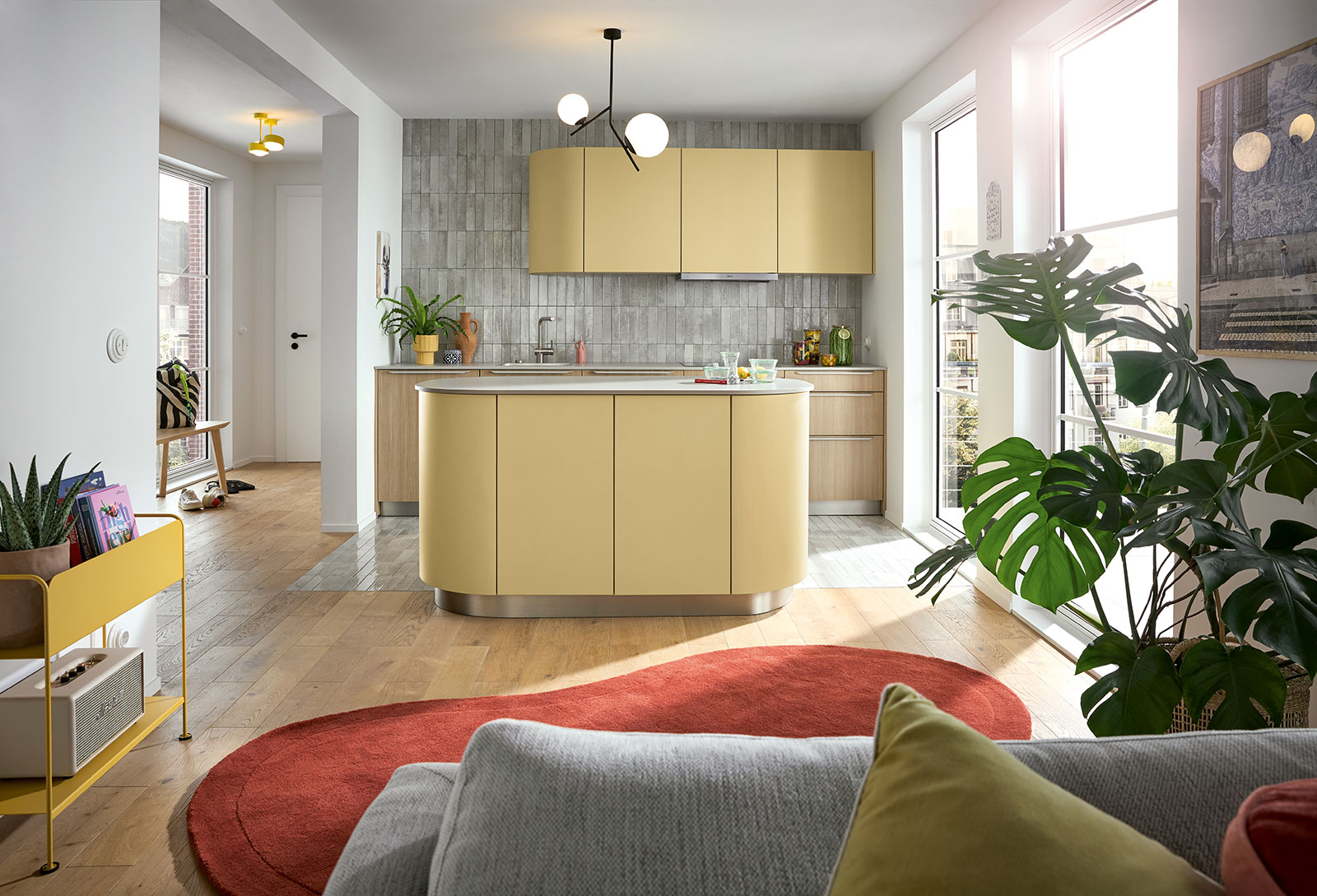Wohnküche im Retro-Charme in soften Gelbtönen | Credit: XXXLutz