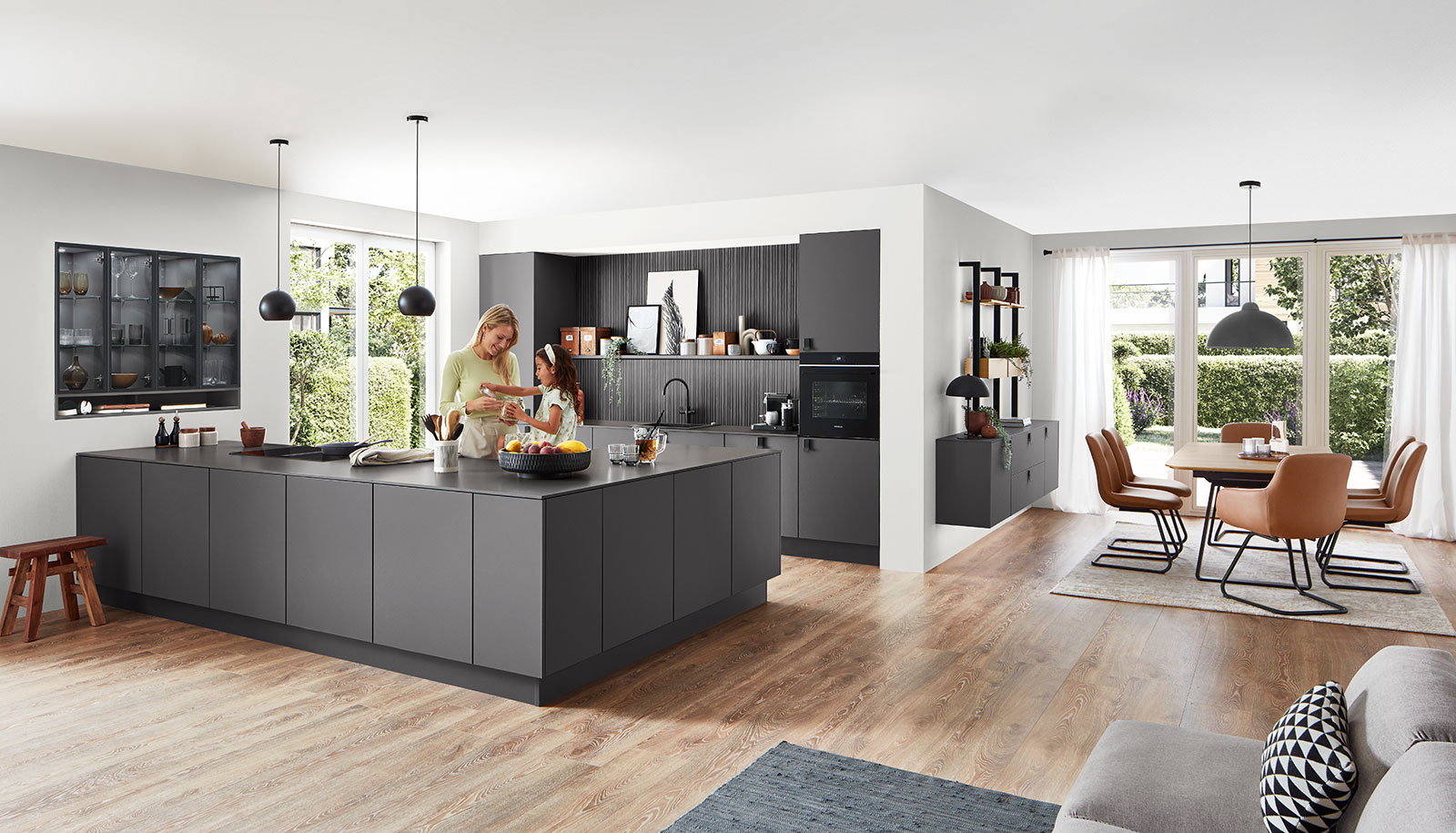 Moderne Wohnküche mit Front in Dunkelgrau | Credit: XXXLutz