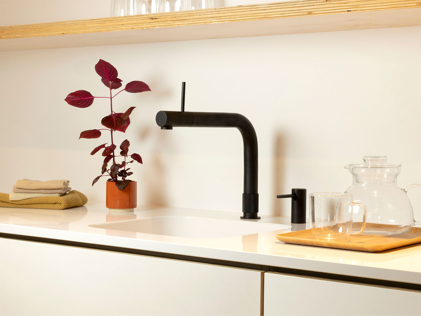 Spüle mit schwarzer Armatur | Credit: XXXLutz