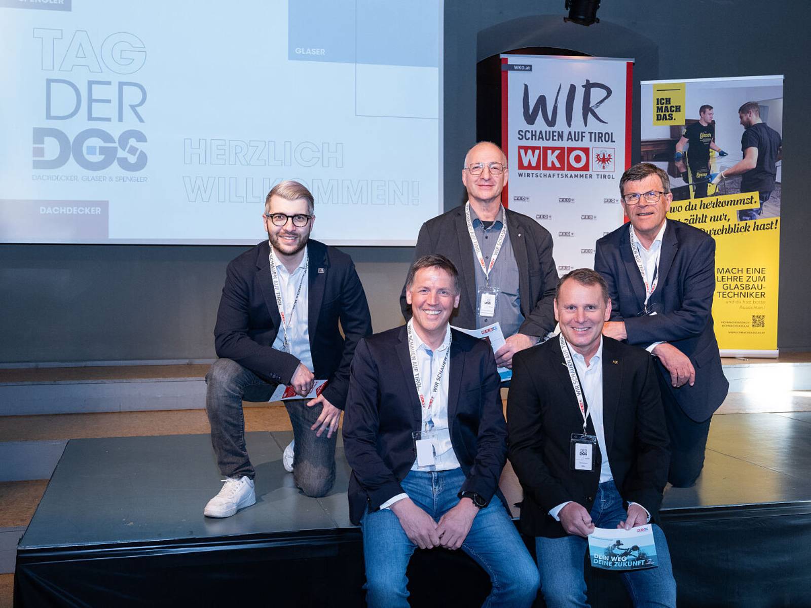 Fünf Herren sitzend