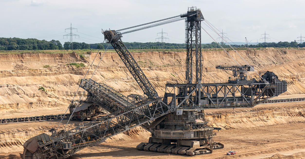 … zu den größten ihrer Art weltweit. Die größten Landfahrzeuge wiegen bis zu 14.200 Tonnen und sind bis zu 96 Meter hoch.