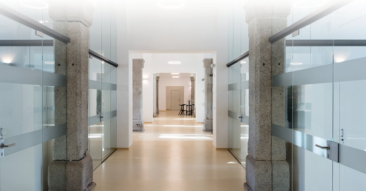 Geschäftslokal mit besonderem Flair aus altem Gemäuer und moderner Office-Umgebung.