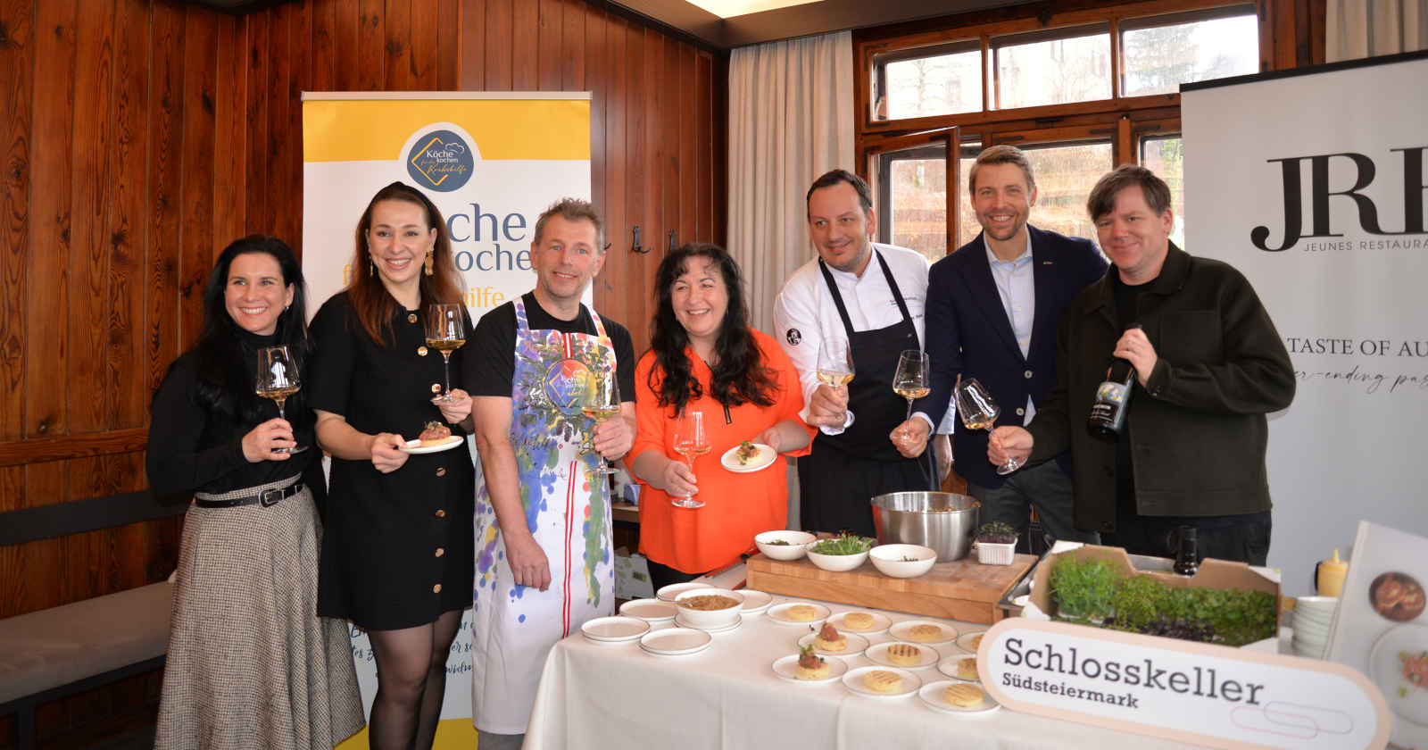 Mehrere Menschen mit einem Glas Wein